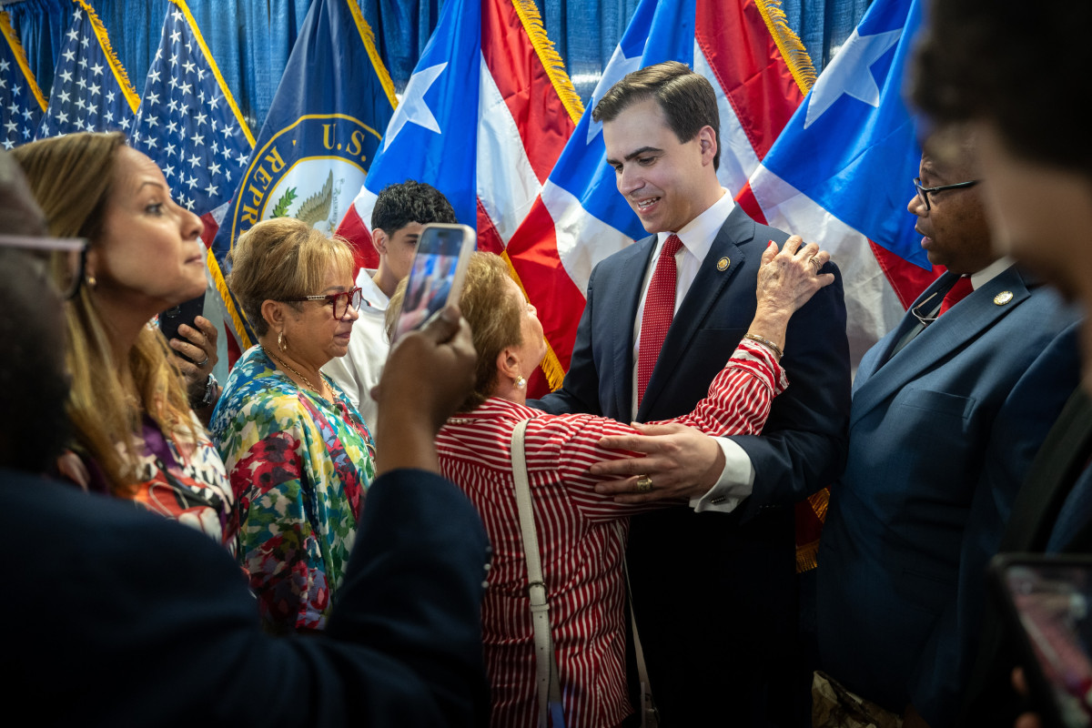 Comisionado Residente saludando a constituyentes puertorriqueños
